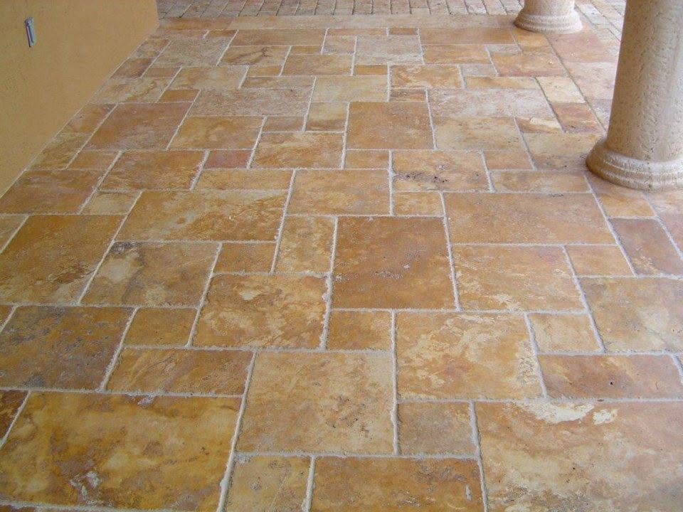Terasă exterioară din travertin natural, montaj French Pattern